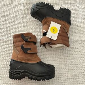 Brand new Khombu winter boots, toddler size 5, Velcro straps